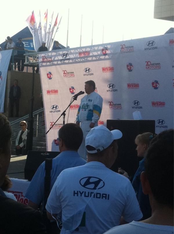 atanerro's tweet photo. @mamrayev @Rdaniyar Mr. Esimov's giving speech before start, he also ran 9 km http://t.co/BV4IVmAV