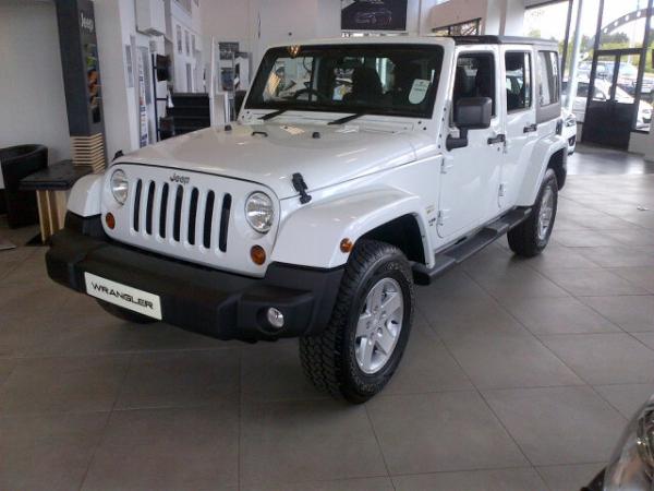 BSMChrysler's tweet photo. So excited we have now got display vehicle ready to show off and WOW we love it!!! http://t.co/soZZcCJv