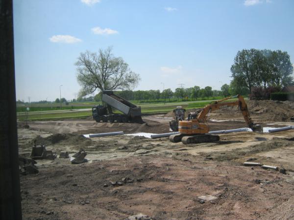 Info van de bouwplaats: Deze week nog druk met het grondwerken, waarschijnlijk gaat volgende week de 1e paal erin.