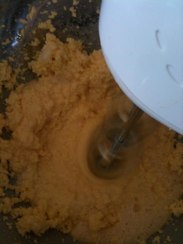 mamascakebox's tweet photo. Banana muffins on the way :) Get mixing! http://t.co/UDJAH74D