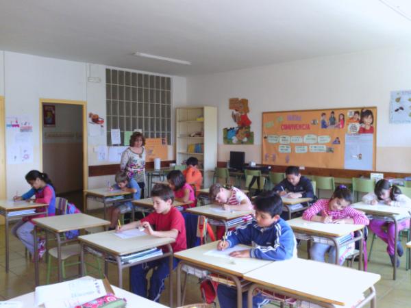 ceipjavier's tweet photo. Los niños y niñas de 4º de E. Primaria haciendo la prueba de evaluación de diagnóstico. #educación http://t.co/Nvg0sKdT