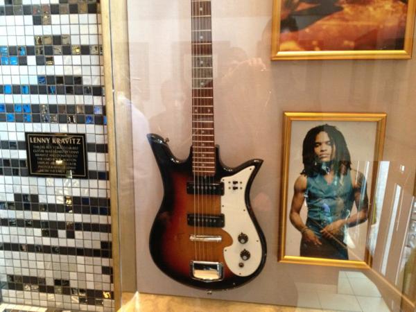 BasvR01's tweet photo. Muzikaal eten in Berlijn. Mooie herinneringen hangen daar. #hardrockcafeberlijn http://t.co/B8Byxwwu