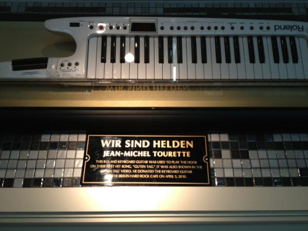 BasvR01's tweet photo. De keytar van Roland. Ook in het #hardrockcafeberlijn Opvolger van dit model speelt overigens prima! #rolandAXsynth http://t.co/o9aAXBM6