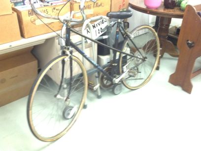 ReCycleErie's tweet photo. Picking up our newest Recovery this weekend.. Definitely needs some TLC.. But a beautiful Peugeot 10 Spd #vintagebike http://t.co/Xy8TmmWp