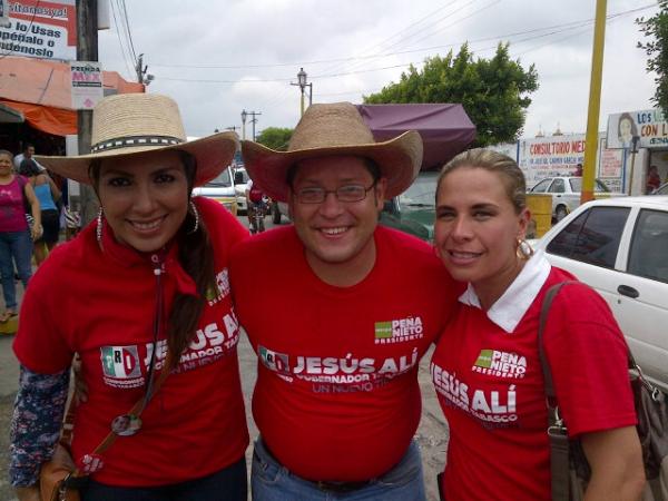 Con <a href="/SVNiCo/">Lic. Vero Nieto</a> e <a href="/ItzitaPrz/">Itza♥Prz</a> en cunduacan esperando la llegada de <a href="/JesusAliTabasco/">Jesús Alí</a> #Unnuevotiempo #vamosaganar