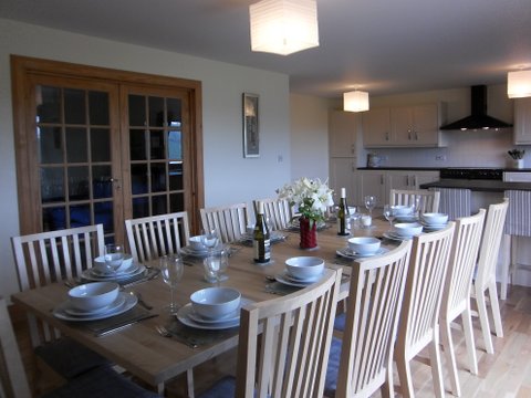 Just have a look at our kitchen great space for dinner parties !!!