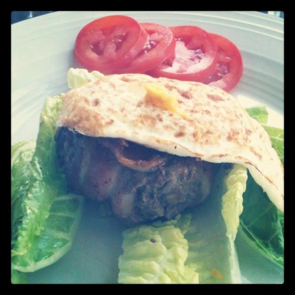 fowlerjess's tweet photo. Home Made Burger. #yumm http://t.co/m4fsGtxu