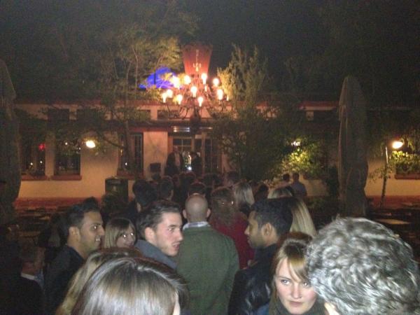 rrrobby's tweet image. #leshalles voll hier :-)