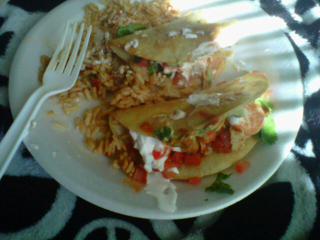 Chicken &amp; carne asad tacos w| mexican rice :D it looks messy but good af. #ImAHappyCamper! http://t.<a href="/tag/imahappycamper"class="tags"><span>#imahappycamper</span></a>