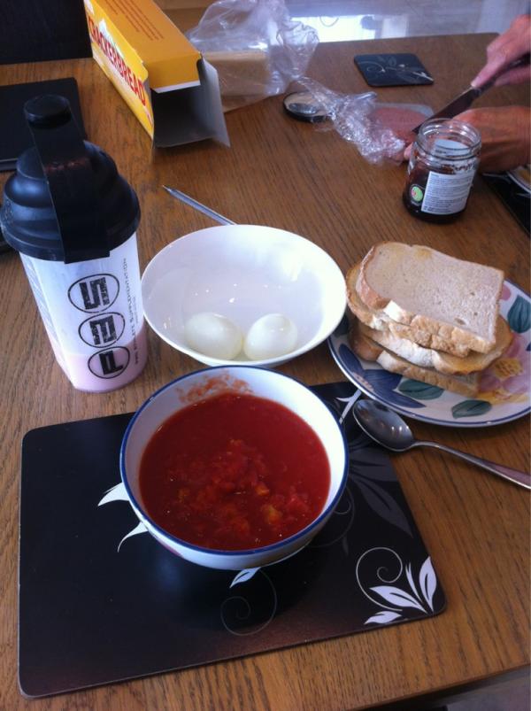 rhysiooo's tweet image. #tweetwhatyoueat #2eggs #4buttlerlesspiecesoftoast #tinoftomatoes #proteinshake