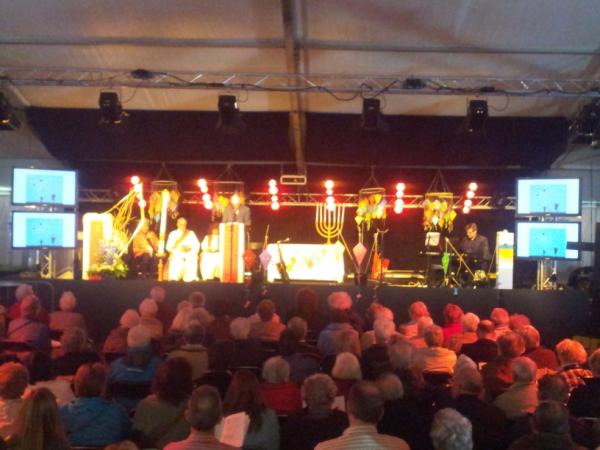 GilbertDerogee's tweet photo. Haleluja! Kerkdienst in de tent van het @meifestival http://t.co/wmOhdhvG
