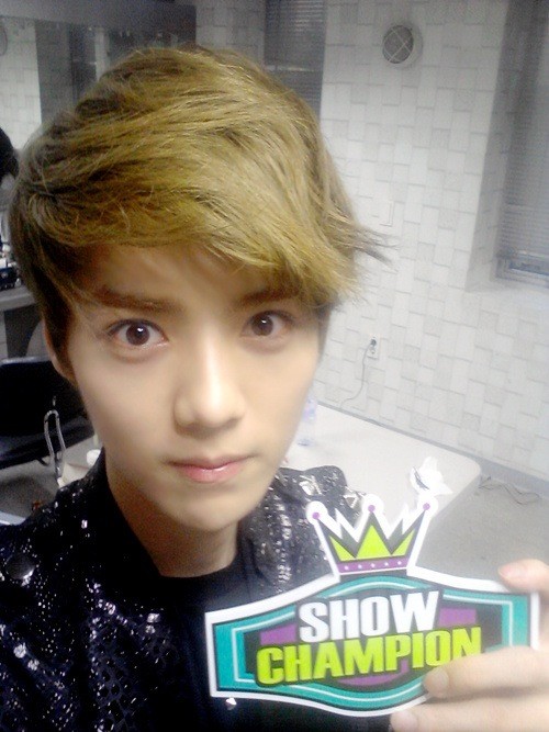 Hasil gambar untuk luhan selca