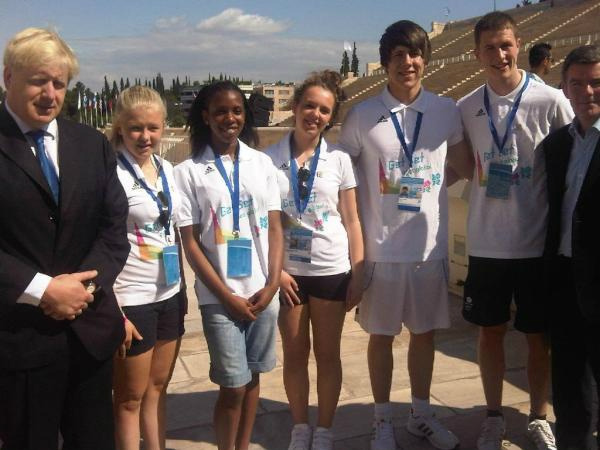 ChasVanCommenee's tweet photo. Exshited for theesh young people, taking the flame round the country, lighting shpliffsh along the route. Go #teamGB http://t.co/yhFJaTot