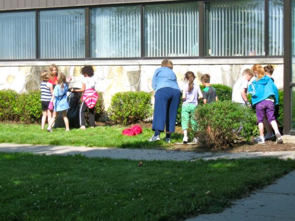 MPWashingtonTwp's tweet photo. WT second graders worked hard cleaning up by the library this morning. http://t.co/bSMRi8d7