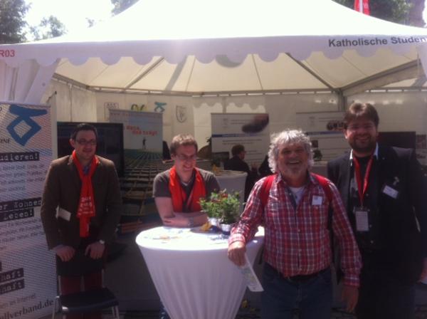KV_Vorort's tweet photo. Der Vorsitzende des Pfälzer KV, Kb Christian Paulus, zu Besuch am AGV-Stand #kt12 http://t.co/LA1EwLMB