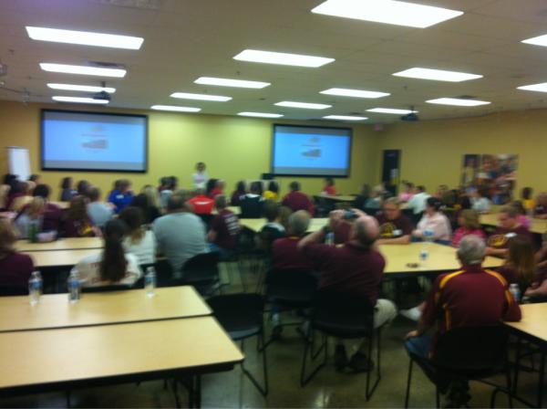 ParkUGolf's tweet photo. Lots of @parkuniversity employees volunteering at @HarvestersORG today. http://t.co/85MXBG5D