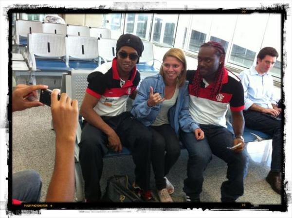 Flamengo's tweet photo. R10 e Love atendem fãs antes do embarque para Recife, onde o Flamengo irá estrear no Brasileiro. Foto: Alexandre Vidal http://t.co/rkZYXZX3
