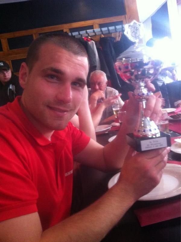 Holwierde is 3e geworden tijdens jaarlijkse SES toernooi. @PeterWassing toont trots de bokaal.