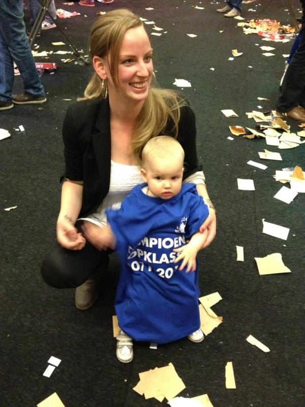 wjvdg83's tweet photo. Zo mooi als je vader (Rene van de Vuurst) een echte rooie is en je dochter in een blauw kampioen shirt staat ;-) http://t.co/FtdC48MZ
