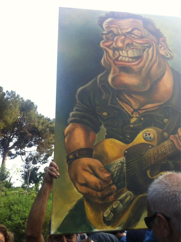 manumarlasca's tweet photo. Gran homenaje de Vizcara, caricaturista de @Interviu_ al Boss #bruceliveBCN http://t.co/zwtiouAv