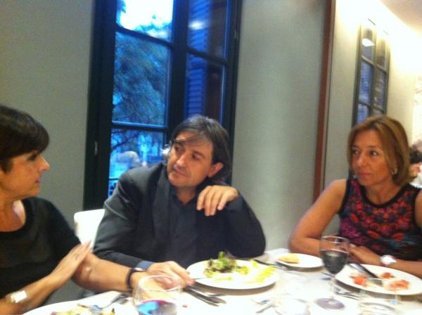LauraBorras's tweet photo. Bon profit! ;-) “@coralregi: @CarlesCapde Sopar #FEAEC Comunicació i educació @LauraBorras  @sguillot http://t.co/kCGtjxFq”