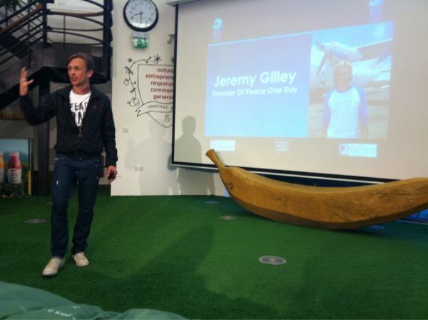 GrahamMoates's tweet image. Jeremy Gilley promotes @Insight_event @PeaceOneDay at Fruit Towers thanks to #richardreedevent at Innocent. Legends!