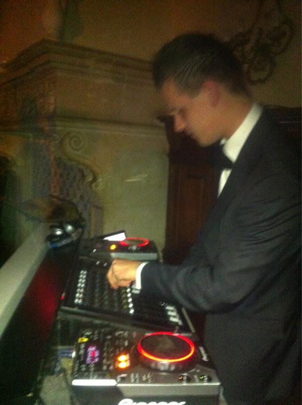 Zie hier de boosdoener. Dj Jasper rockt de pan ui!t