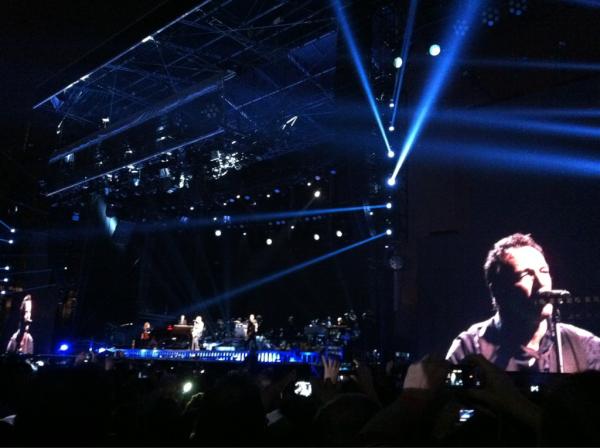 gallogarcini's tweet photo. Histórica noche de rock del mismísimo BOSS!!!... cc @dMTuits @DanielGGiro @joanchico #brucelivebcn #putoamo http://t.co/HZNV21pn