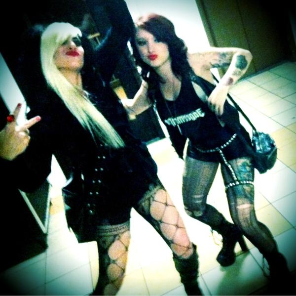 Mixiofficial's tweet photo. Rack City Betch! #Huneds @theamandajean http://t.co/2qUSZNq7