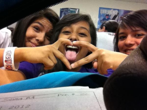 __Silviaaa's tweet photo. Health with @MironStephania &amp;&amp; @DaniaVGomez (: haha http://t.co/j4budr1e
