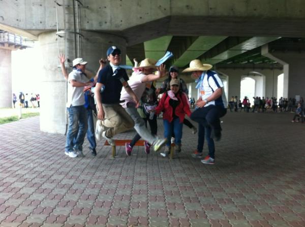 mahasury's tweet photo. ㅎㅎㅎ 우리팀 한강 30km 반환점에서 찰칵!! http://t.co/3zO55MAM