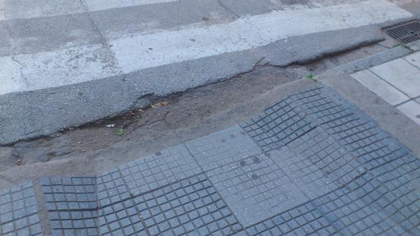 judithl_uoc's tweet photo. Avui passejant he trobat una rampa! M'ha fet il•lusió i tot, però és cert que es podria millorar bastant.. http://t.co/KlRwIlfG