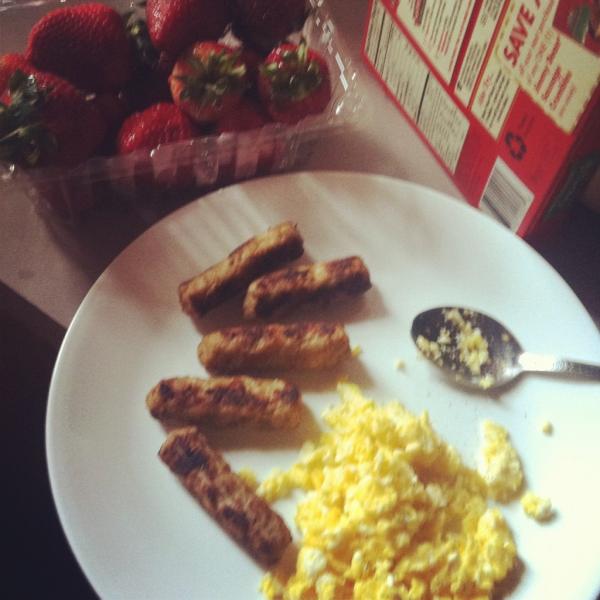 MrsDaisyDukess's tweet photo. Breakfast http://t.co/CfBu4qPH