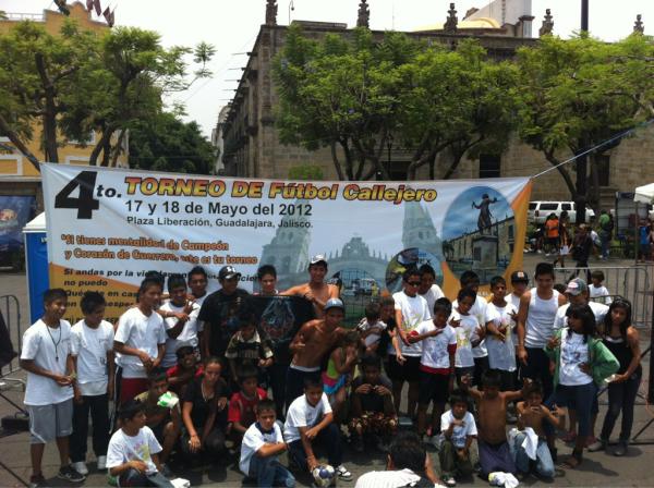 dCALLEalaCANCHA's tweet photo. @fundaciontelmex/ el equipo de los limpiaparabrisas, dejando de trabajar para asistir al torneo, Jalisco 2012 http://t.co/o4QKe41L
