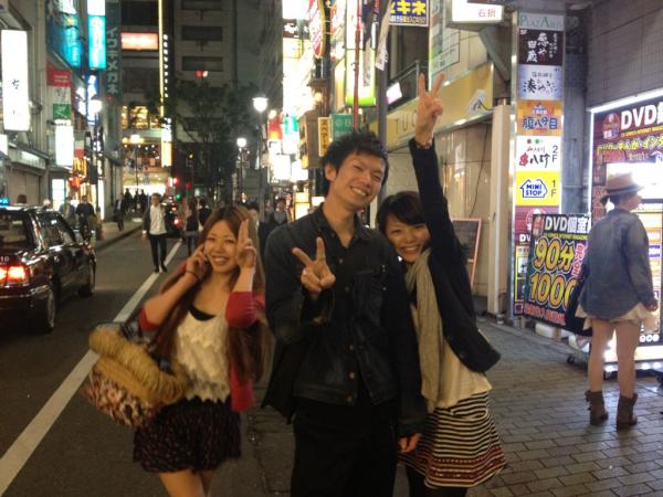 achami5011's tweet photo. あやちゃん、あっちゃん、伊澤くんと2軒目ーーーコナ http://t.co/zAYoy0Ko