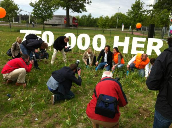 Mariska Hulscher en Lodewijk Hoekstra plantten vandaag een #bloembol op de #Floriade #herinneringsbloem