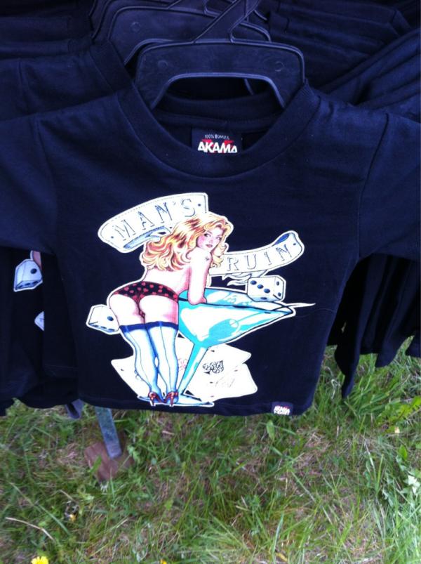 Beritekman's tweet photo. Motiv på Tshirt st. 104. Säljs på Sthm Truckmeet. Trodde jag hade sett det mesta, men icke.. http://t.co/SVUFLKmp