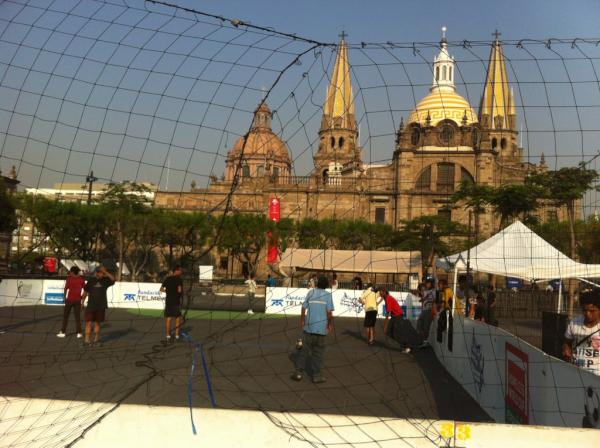 dCALLEalaCANCHA's tweet photo. @fundaciontelmex/ ya todo listo para iniciar el segundo día de competencia en Guadalajara. http://t.co/8Ez5BkDP