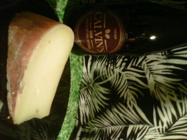 rutasgolosas's tweet photo. @CalvinsBeer #birraqueso con queso mahon semi curado de menorca http://t.co/YIUn4Bbw