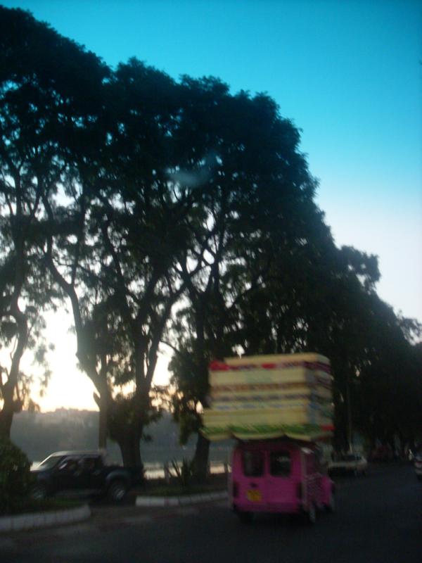 elomalala's tweet image. Pink old car and matresses #randomscene in Antananarivo
