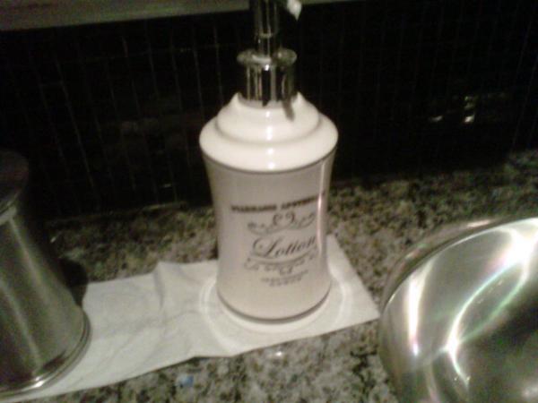 jewelsforhopect's tweet image. My mom and I r in a fancy dancy bar in greenwich watching my dads band play- lotion in the bathrooms. #ClassCentral LOL