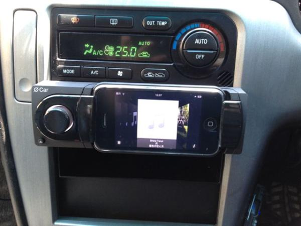 宮崎恒規 カーオーディオをiphoneでコントロールするやつにしてみた Am Fmラジオも聴ける フランス製で欧州サイズなので国産車への取り付けはちと面倒でした Http T Co Sbzbwi7r