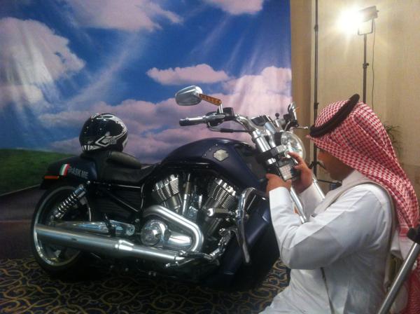SaduPro's tweet photo. #FujifilmRY

 حسين الدغريري يجرب الكاميرا X-Pro 1
@hosaa http://t.co/fPvUdxlT