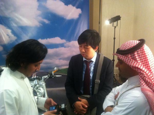 SaduPro's tweet photo. ونقاش حول مزايا الكاميرا
@3bod_sh @hosaa 
والسيد سو من فوجي فيلم

#FujifilmRY http://t.co/snyVbf7U