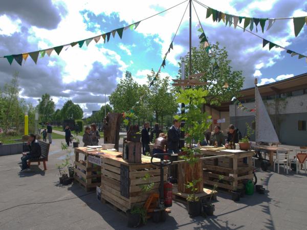 Tafelboom's tweet photo. Troubadours van het Tafelbos vandaag bij @koppelsteede. Kom kijken, luisteren, ontwerpen en pannenkoeken eten! 13-17uur http://t.co/L25ptH99