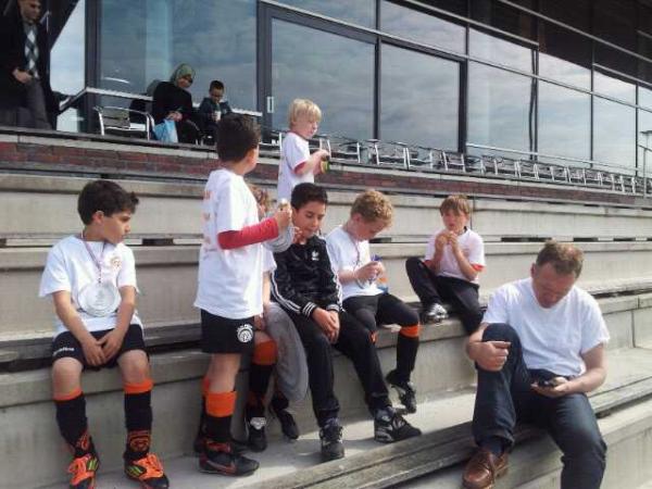 markmanshanden's tweet photo. #f17demeern voetbalkampioen. Mick,Friso, Daan, Arlen, Abe, Martijn, Kacem, Timo, Hamza, David gefeliciteerd! http://t.co/s3RFeupA