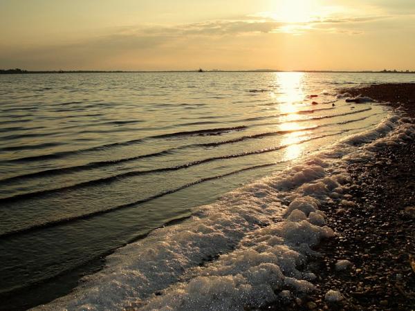 Сакское озеро отзывы. Сакское озеро. Саки Крым озеро Сакское. Сакское лечебное озеро. Солёное озеро в Крыму Саки.