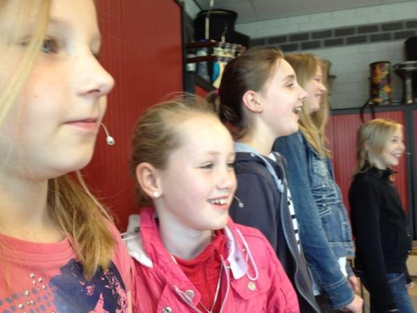 BasvR01's tweet photo. De musicalkidz oefenen vandaag met de bekende druppels! Op naar de grote uitvoering... #hetmuziekhuis #musicalkidz http://t.co/RqJxdAVw
