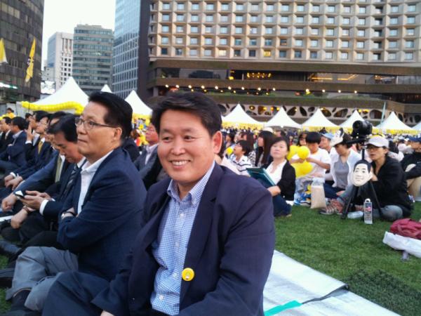 kimghkr's tweet photo. 내 마음속의 대통령! 노무현대통령 서거3주기 추모공연  지금 서울광장에서 진행중 http://t.co/nLh6hNtW