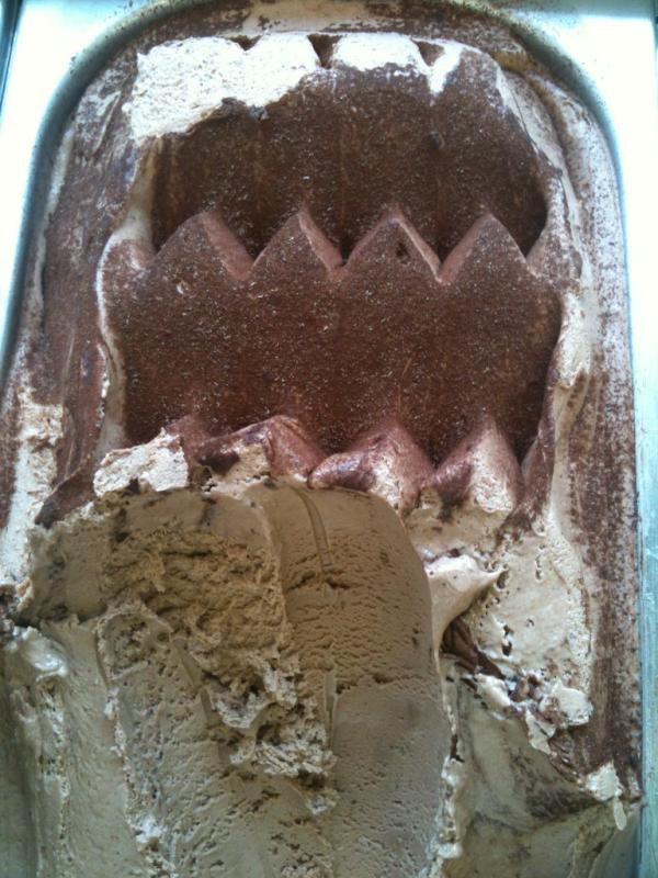 ToscanaStadskan's tweet photo. Drents Turfje in onze ijsvitrine! #watapatja http://t.co/vb2HFlD2
